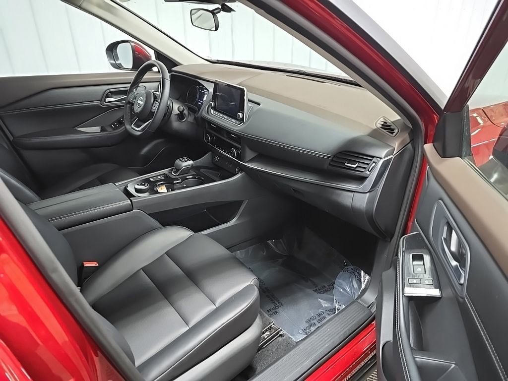 Used 2023 Nissan Rogue SV w/ SV Premium B Package image 15