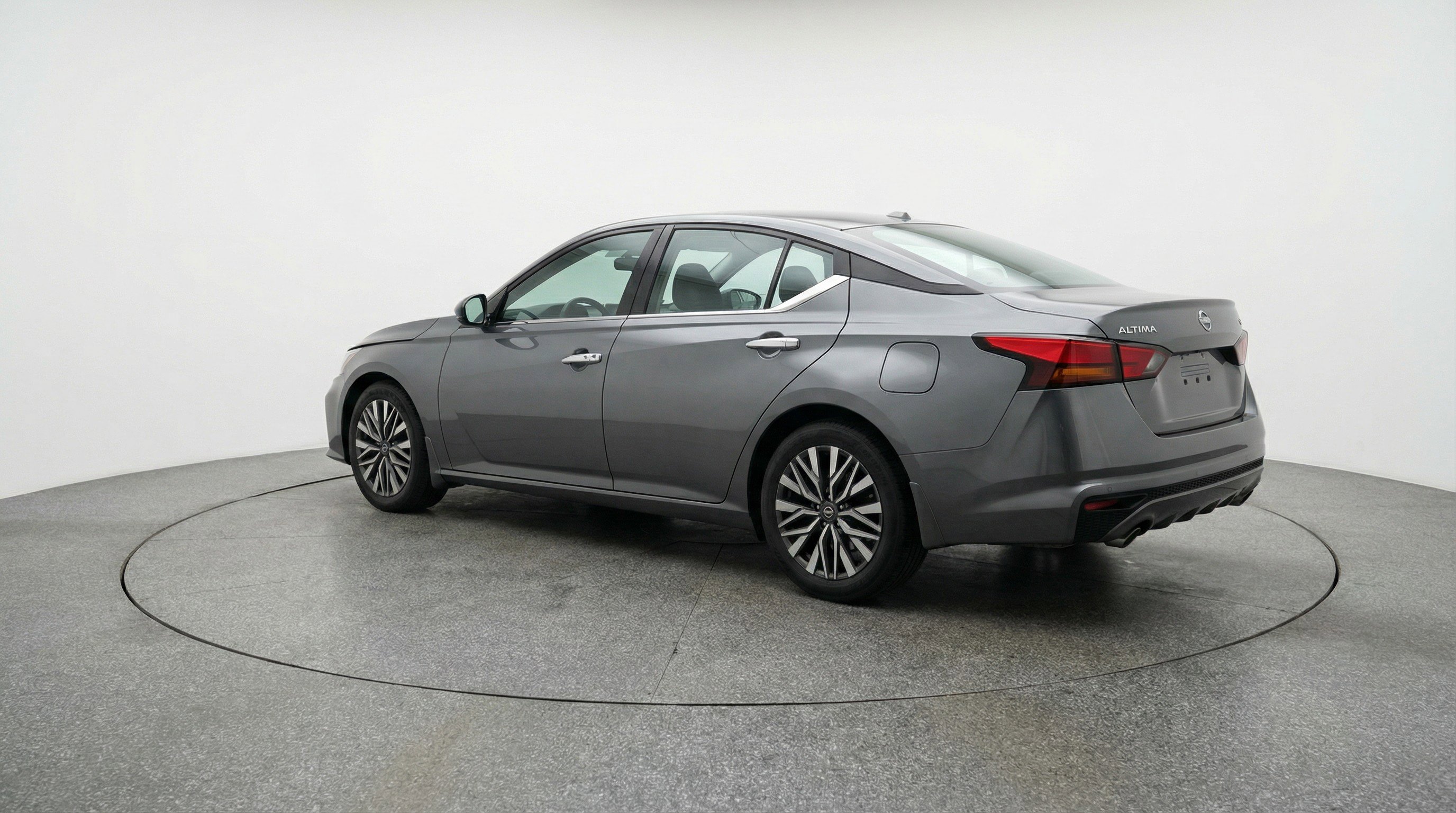 Used 2025 Nissan Altima 2.5 SV FWD image 6