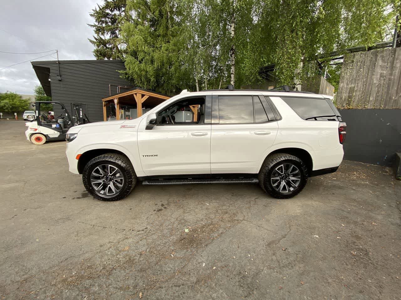 Used 2023 Chevrolet Tahoe Z71 w/ Luxury Package AWD/4WD image 3