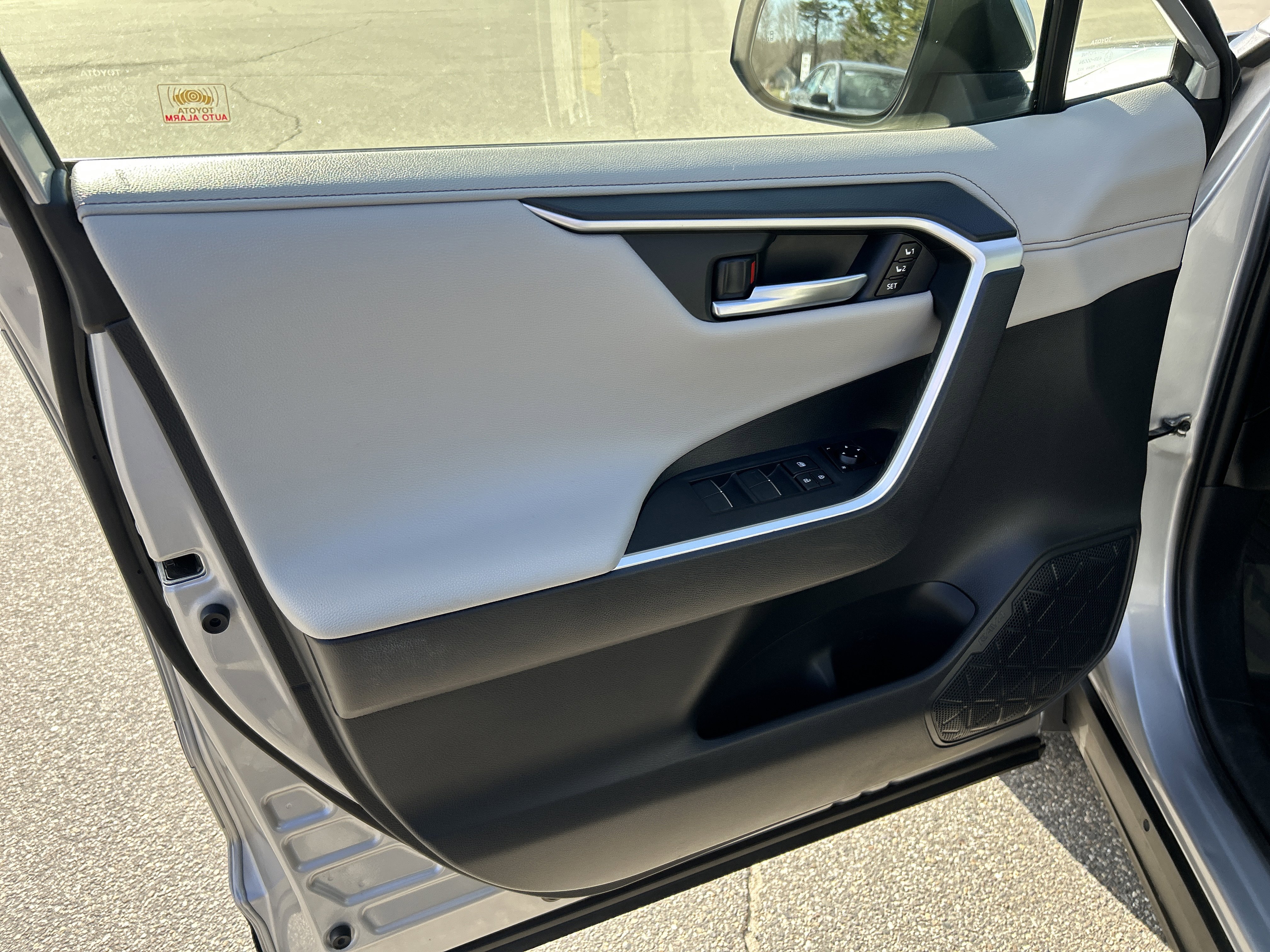 Used 2019 Toyota RAV4 Limited w/ Cold Weather Package AWD/4WD image 23