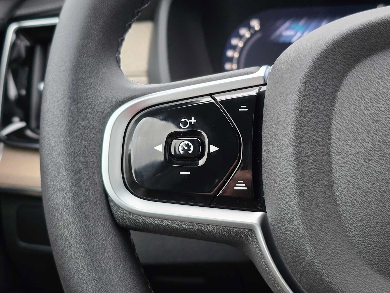 New 2026 Volvo XC90 B6 Plus w/ Protection Package Premier AWD/4WD image 31