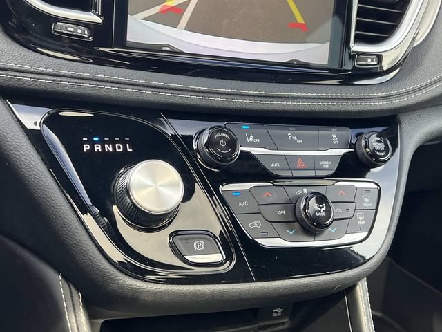 Used 2023 Chrysler Pacifica Limited w/ Uconnect Theater Family Group FWD image 28