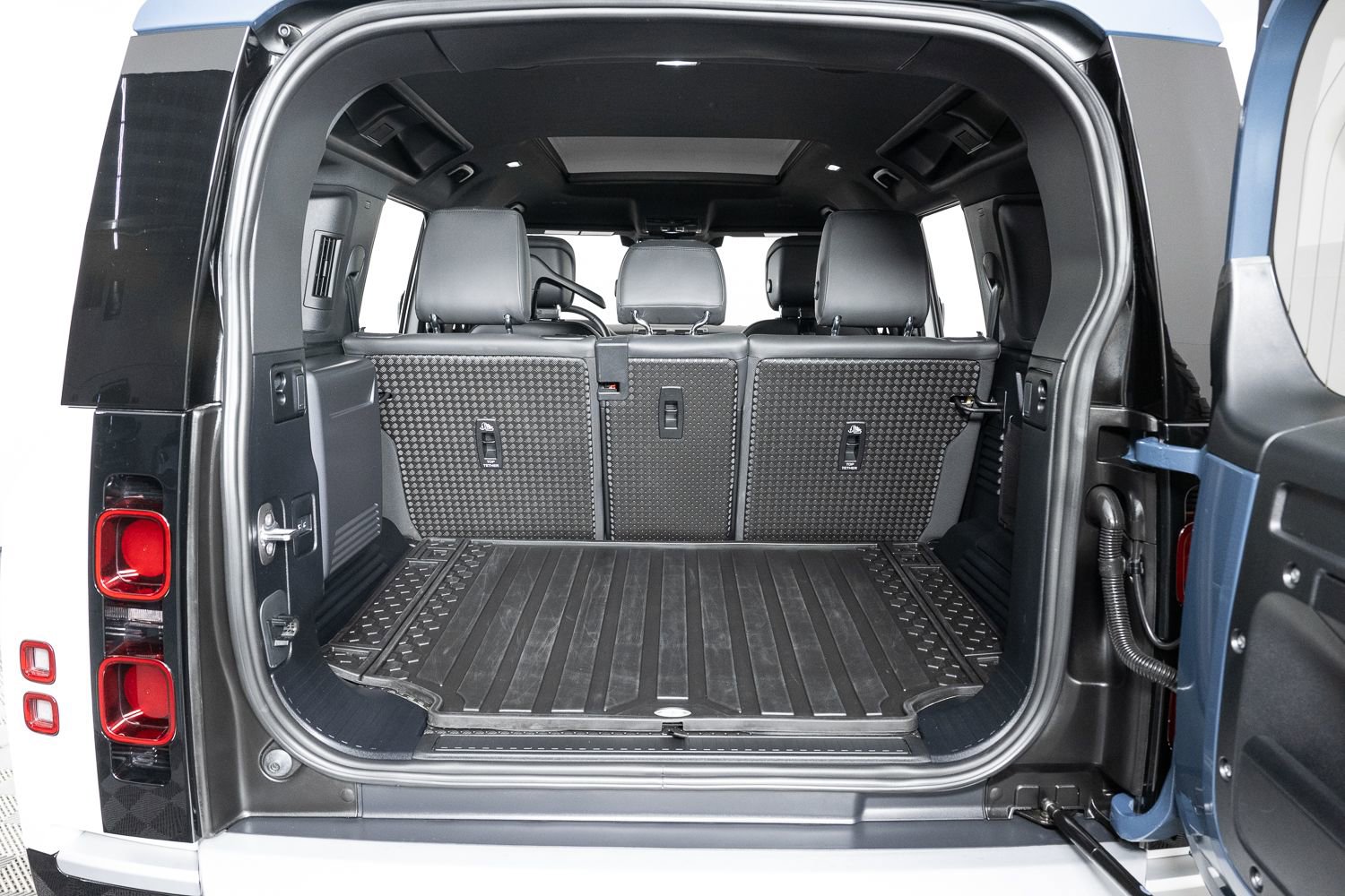 Used 2024 Land Rover Defender 110 SE image 19