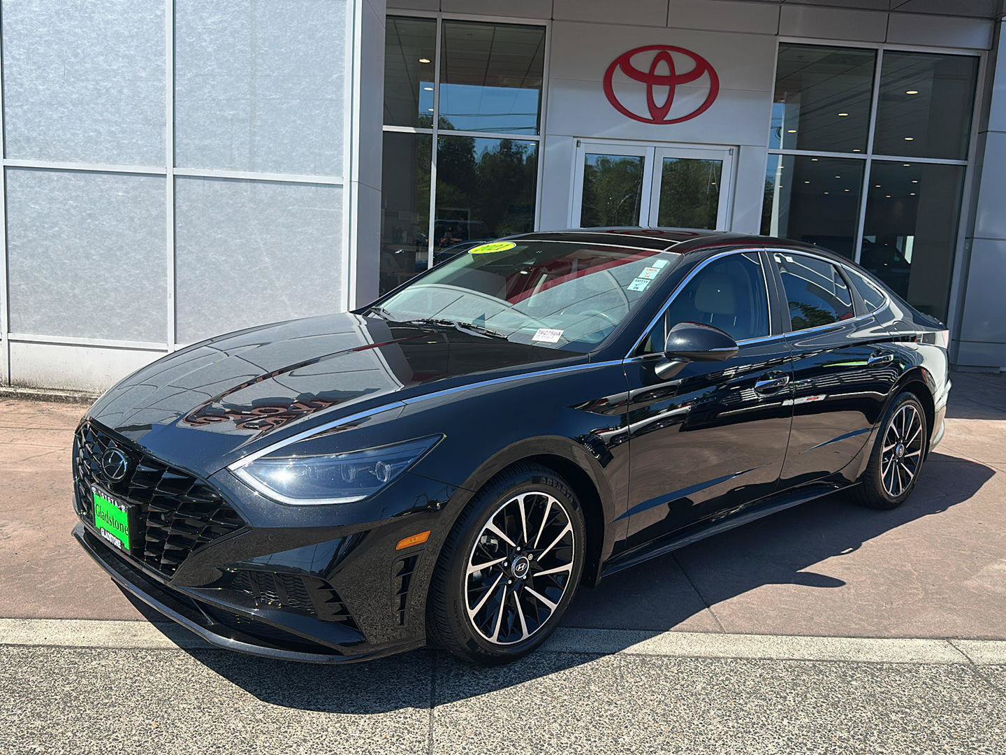 Used 2021 Hyundai Sonata Limited w/ Preferred Accessory Package FWD image 2