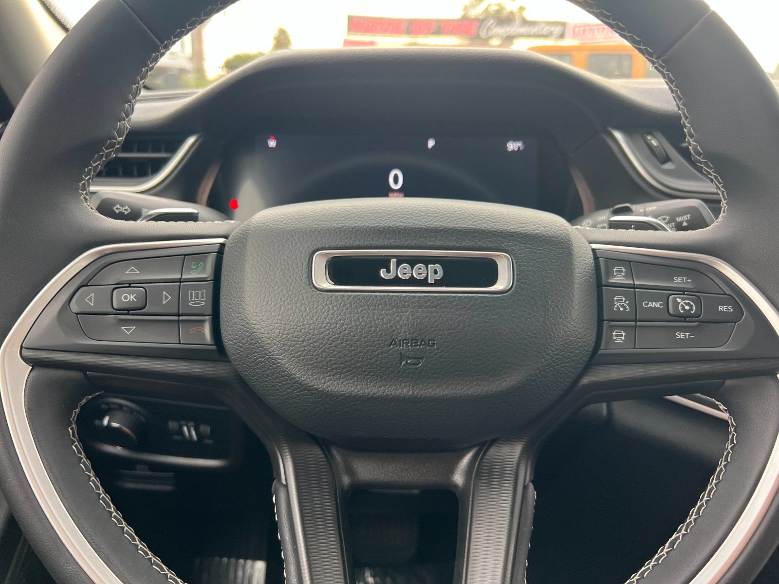 Used 2023 Jeep Grand Cherokee Laredo AWD/4WD image 27