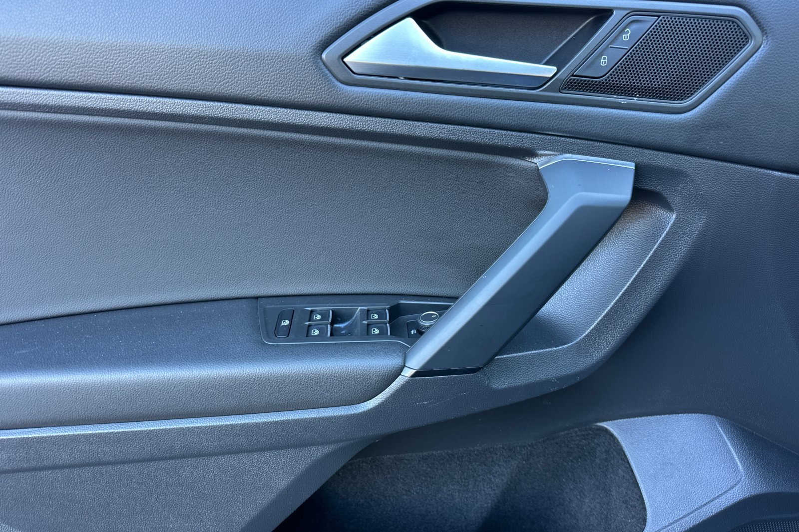 Used 2019 Volkswagen Tiguan SE AWD/4WD image 10
