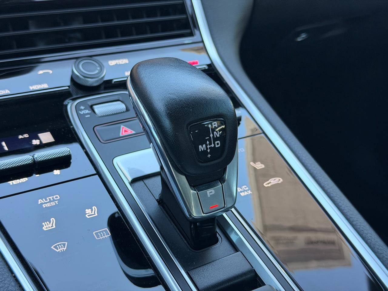 Used 2018 Porsche Panamera 4S image 40