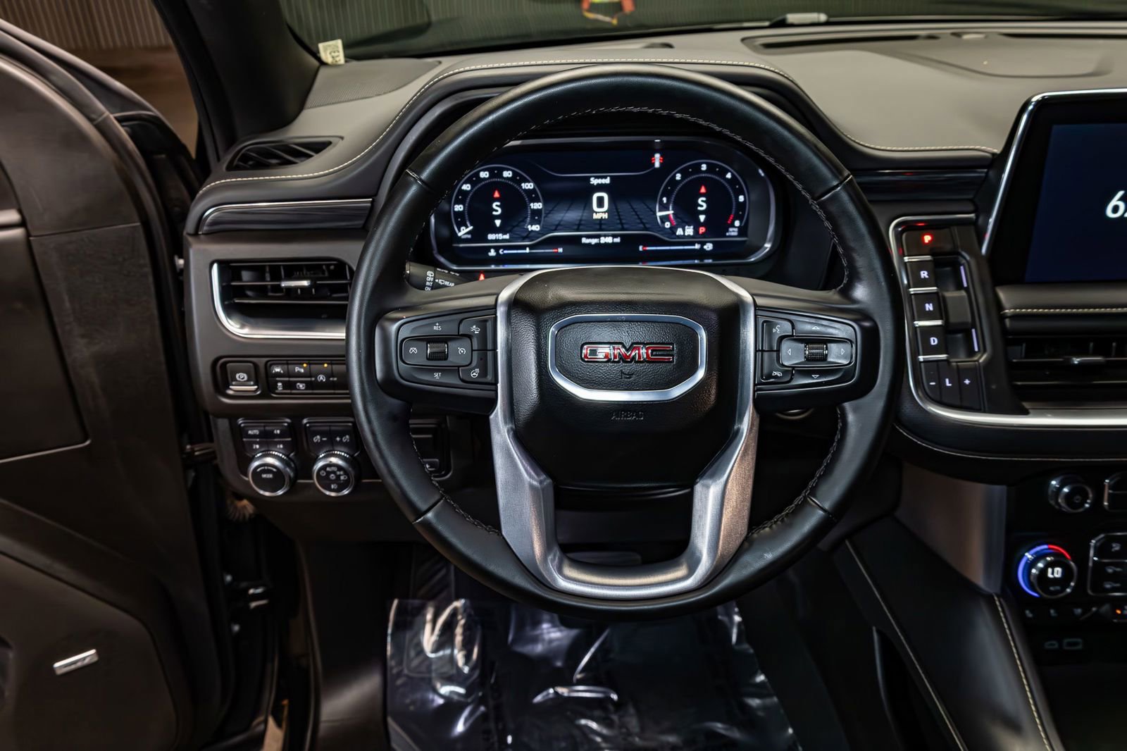 Used 2024 GMC Yukon XL SLT w/ SLT Luxury Package image 14