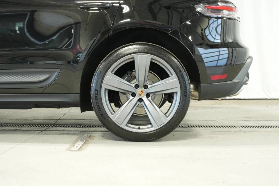 Certified 2026 Porsche Macan AWD/4WD image 42