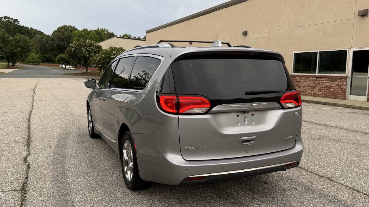 Used 2018 Chrysler Pacifica Limited image 5