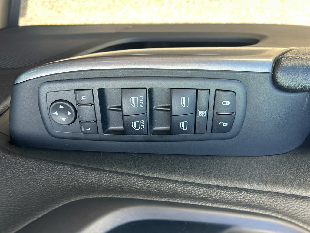 Used 2021 Jeep Cherokee Latitude Plus AWD/4WD image 15