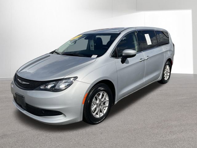Used 2023 Chrysler Voyager LX image 2