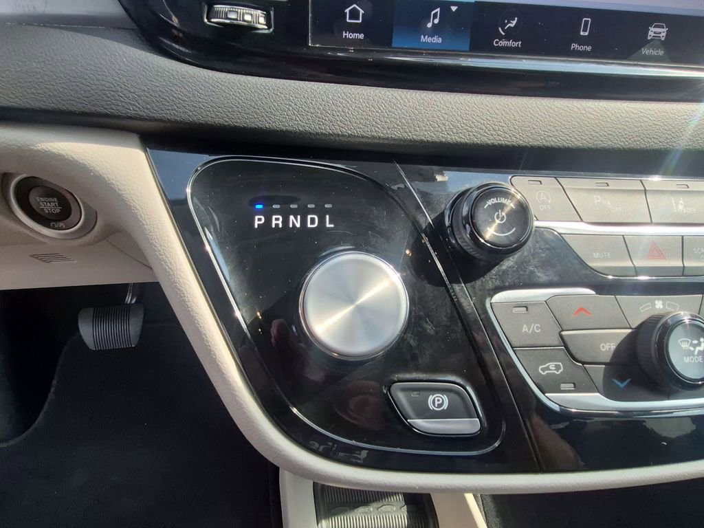Used 2024 Chrysler Pacifica Touring-L FWD image 19