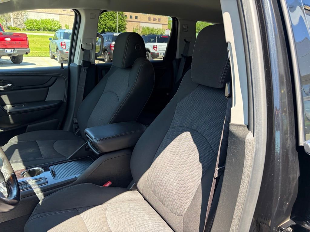 Used 2017 Chevrolet Traverse LT w/ Style and Technology Package FWD image 3