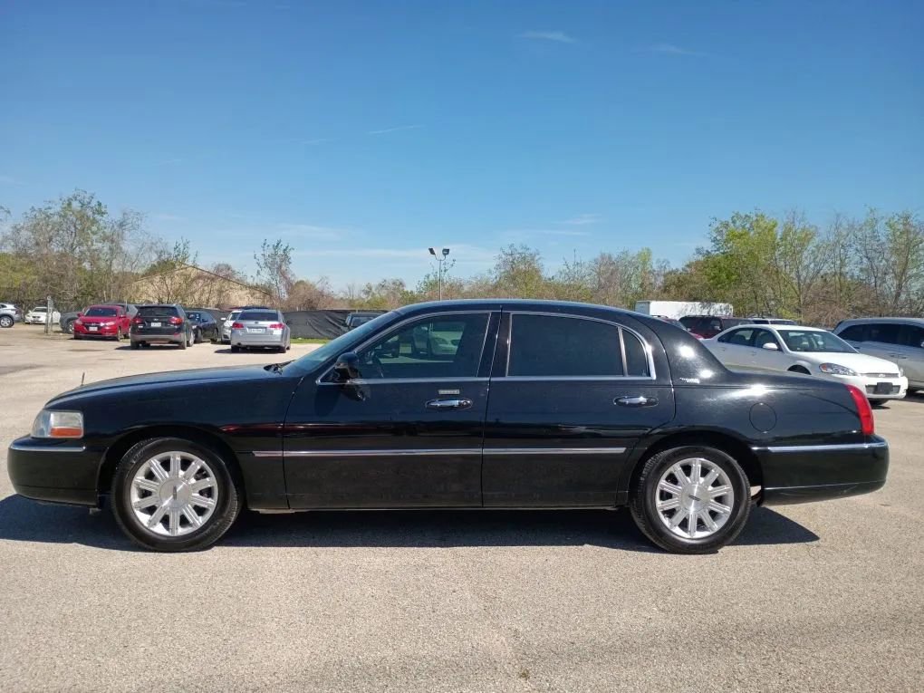 Used 2011 Lincoln Town Car Signature Limited image 2