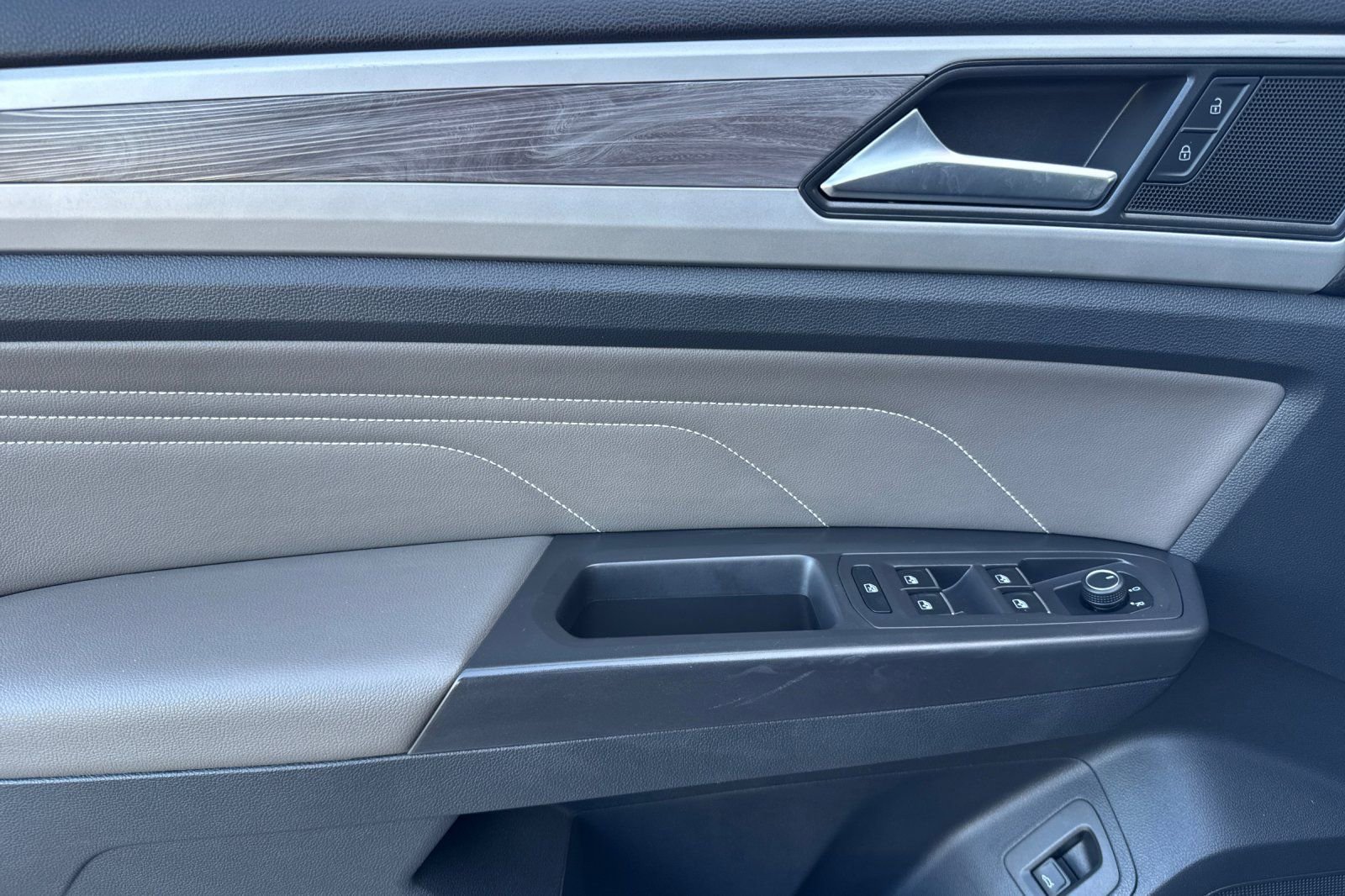 Used 2022 Volkswagen Atlas Cross Sport SE image 11