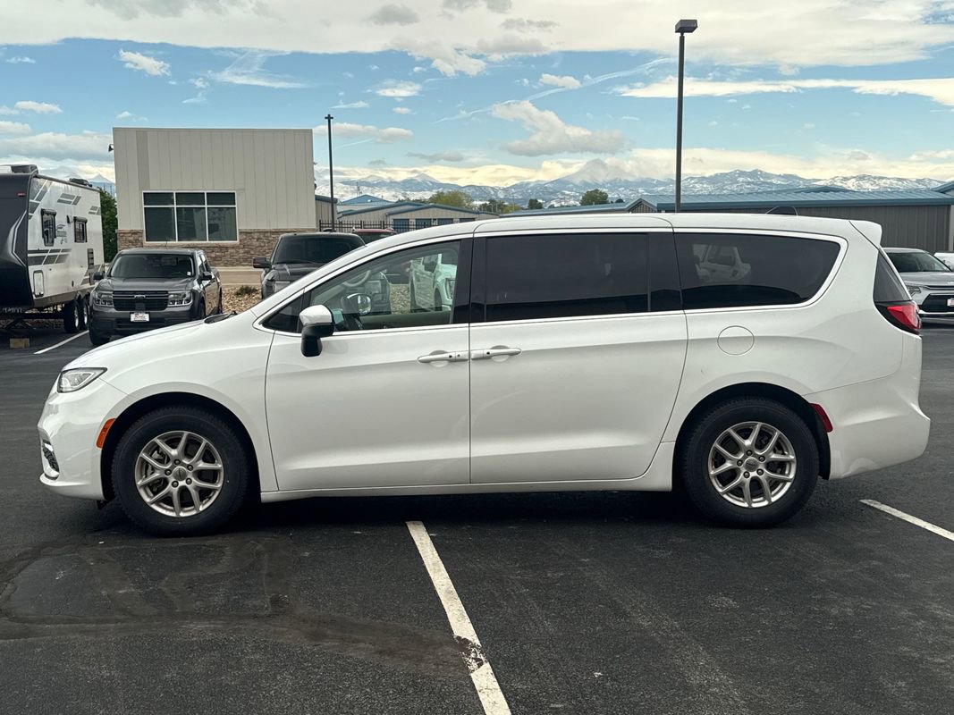 Used 2023 Chrysler Pacifica Touring-L FWD image 21