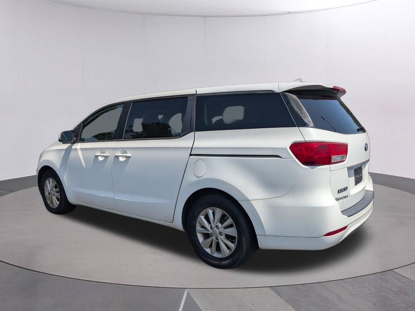 Used 2017 Kia Sedona LX FWD image 3