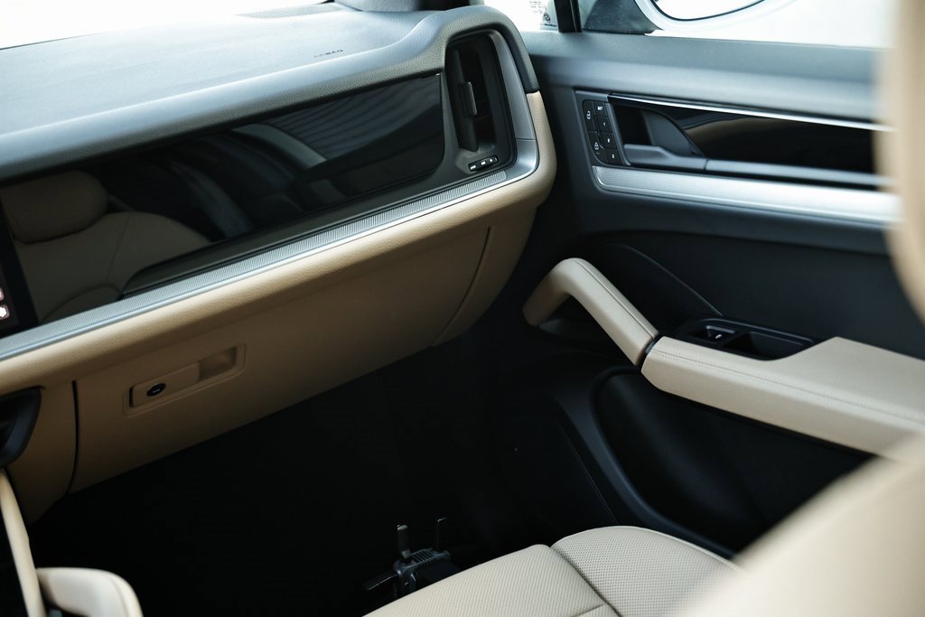 Certified 2025 Porsche Cayenne w/ Premium Package Plus image 32