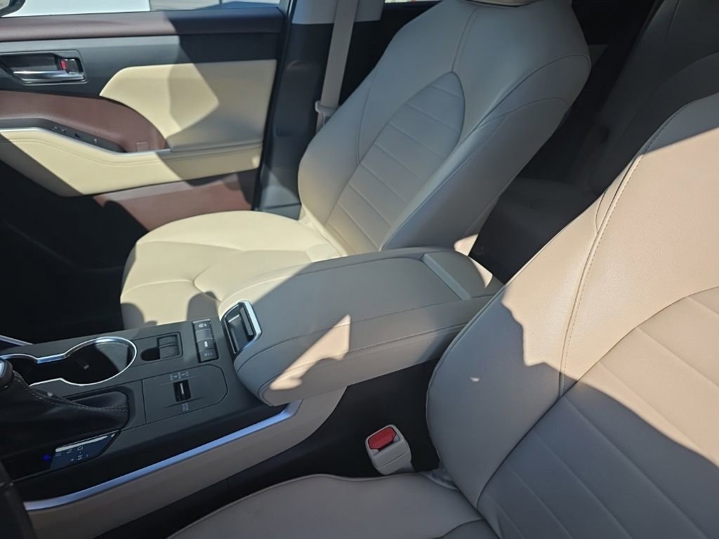 Used 2022 Toyota Highlander XLE image 22