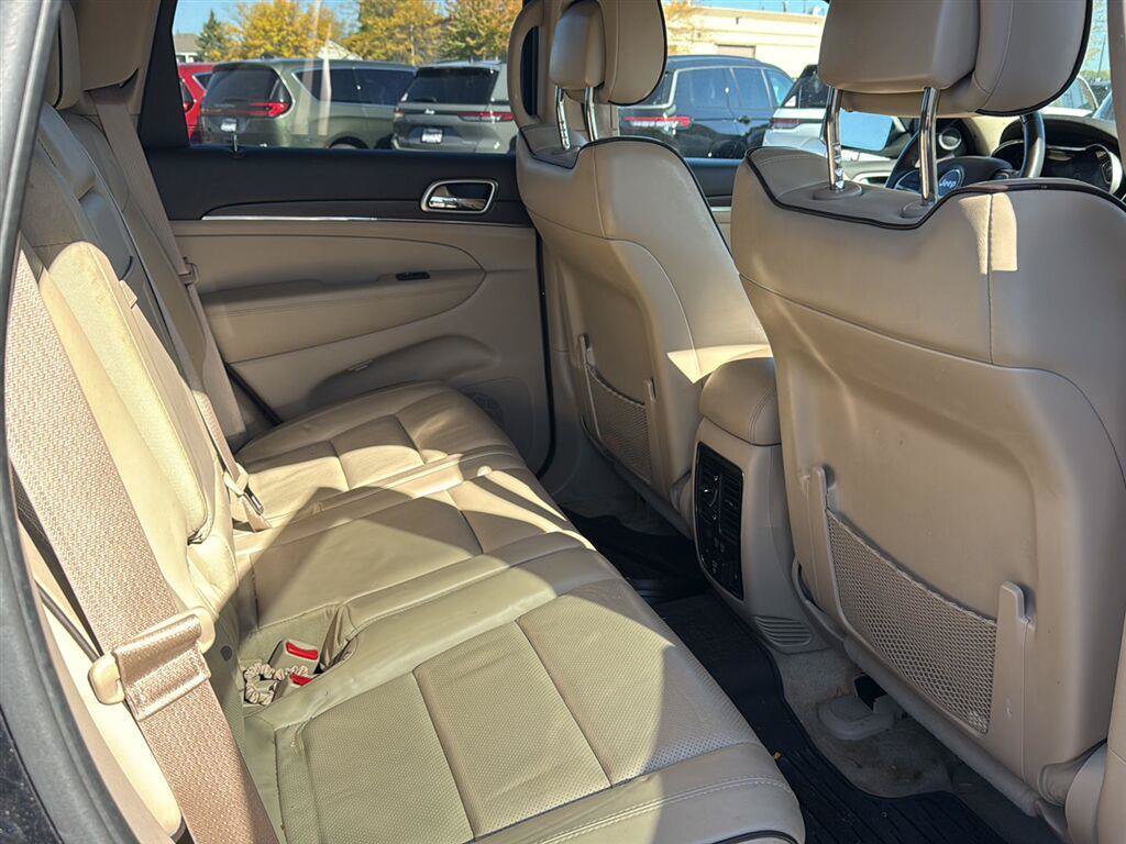Used 2016 Jeep Grand Cherokee Overland w/ Advanced Technology Group AWD/4WD image 12