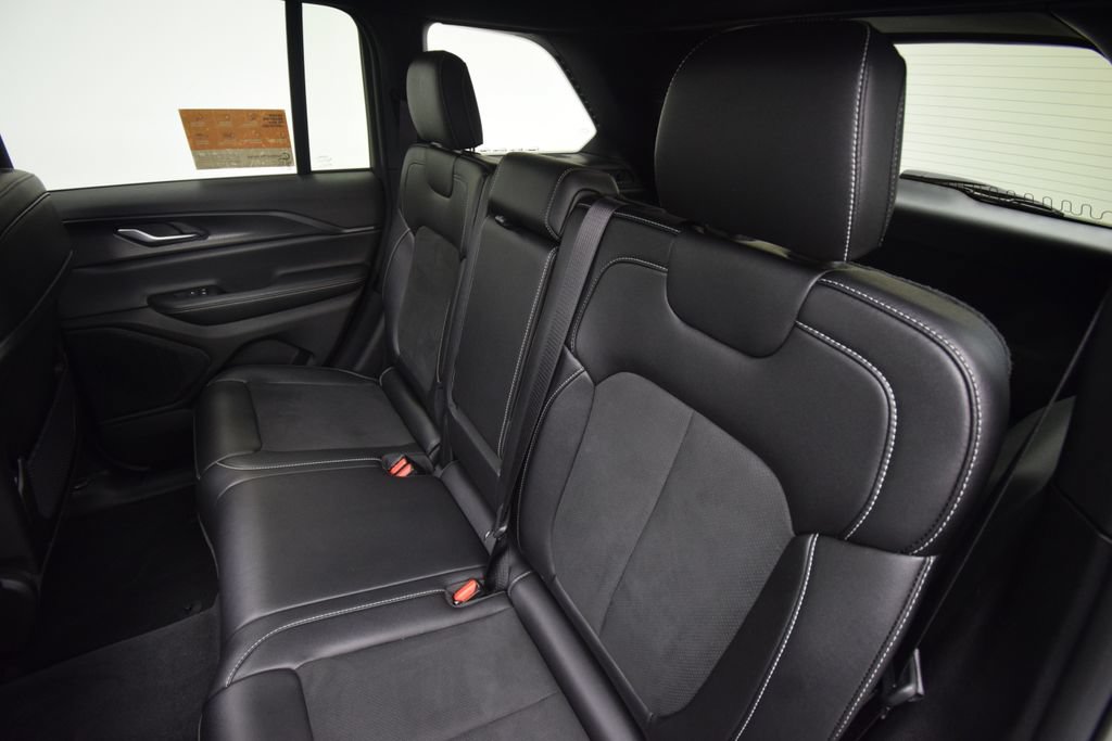 Used 2024 Jeep Grand Cherokee Altitude AWD/4WD image 19