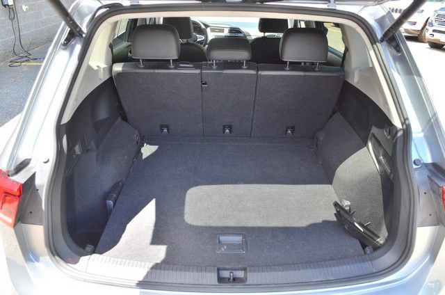 Used 2024 Volkswagen Tiguan SE AWD/4WD image 37