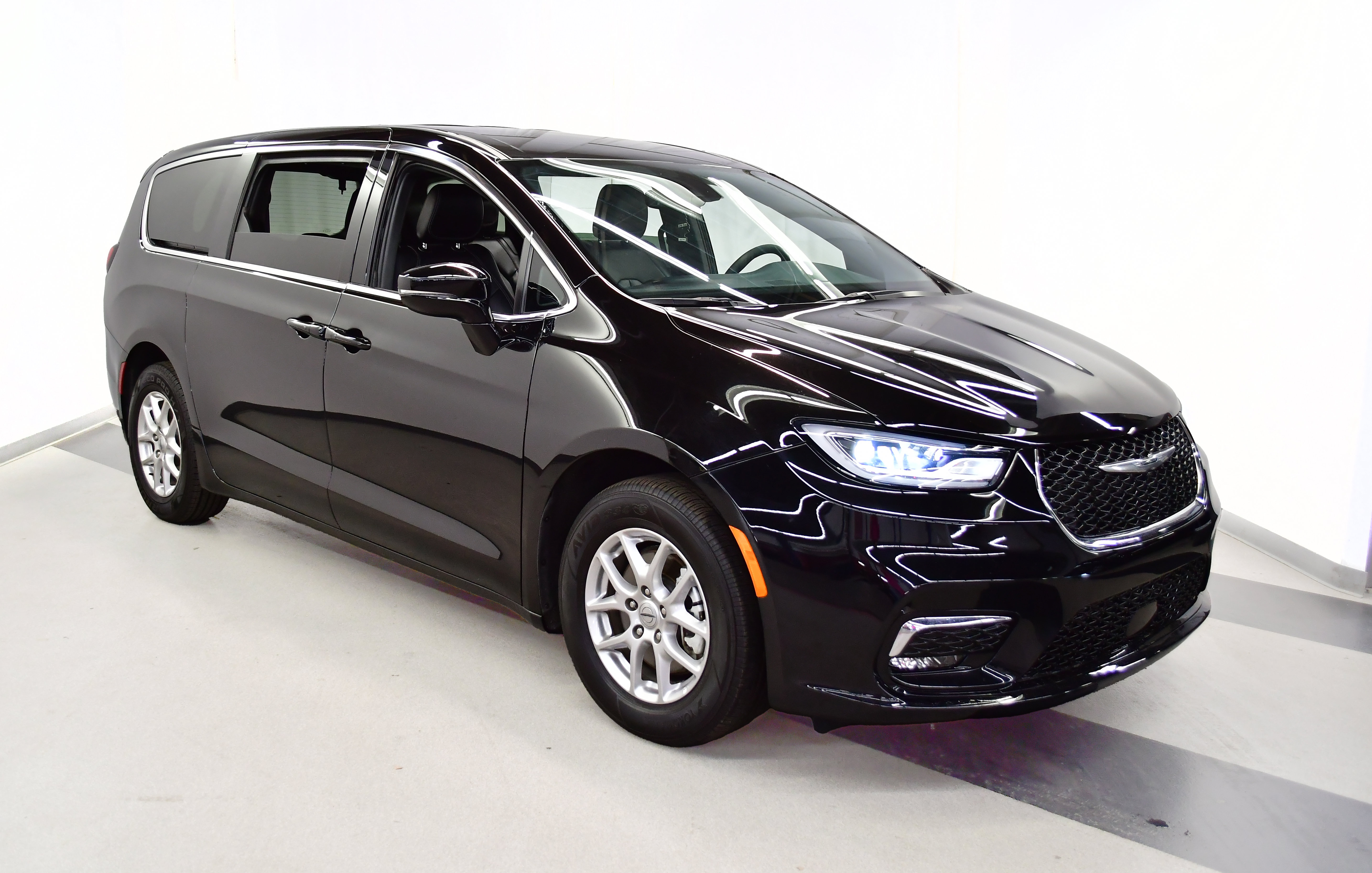 Used 2025 Chrysler Pacifica Select FWD image 2