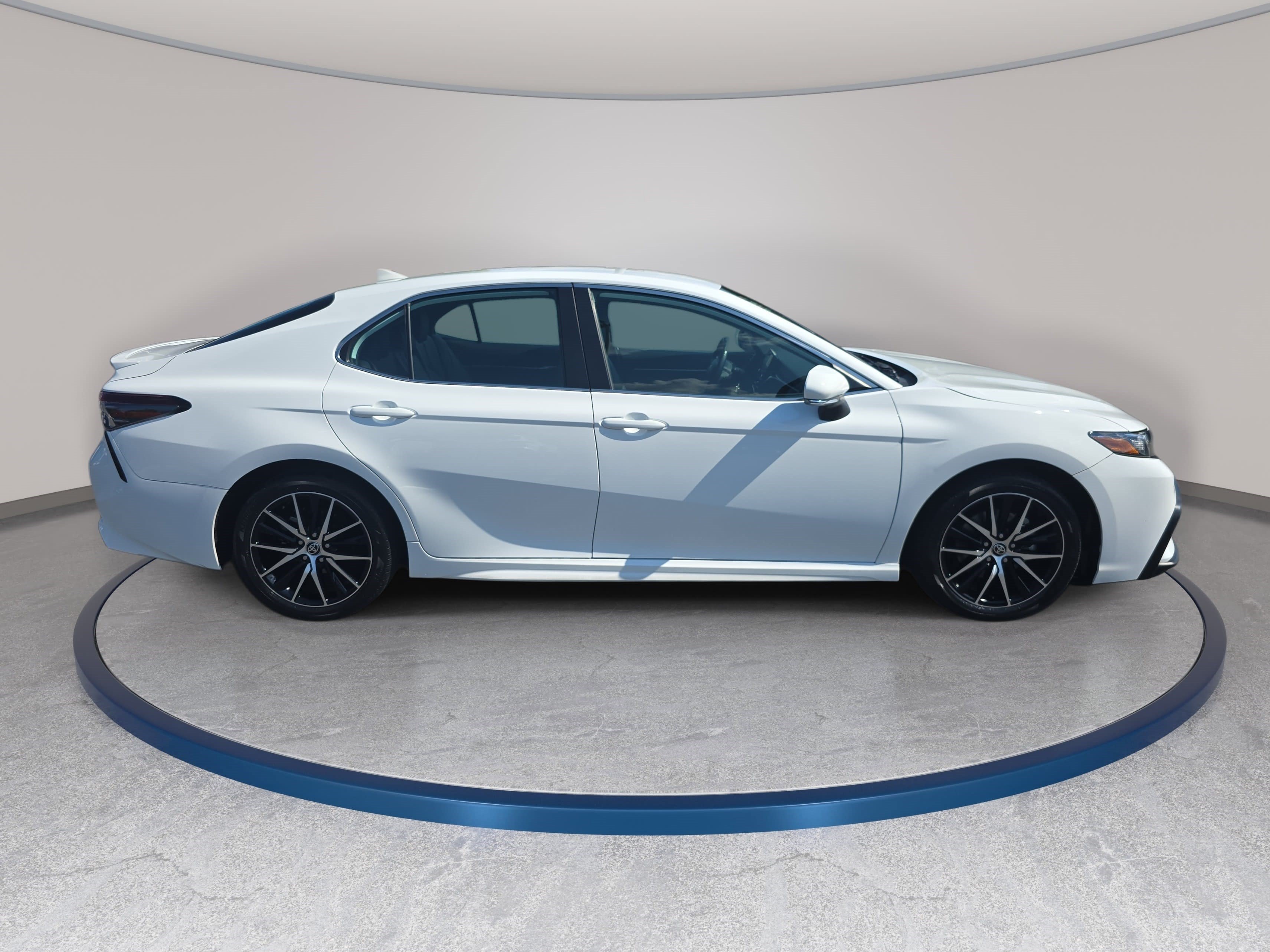 Used 2024 Toyota Camry SE FWD image 4