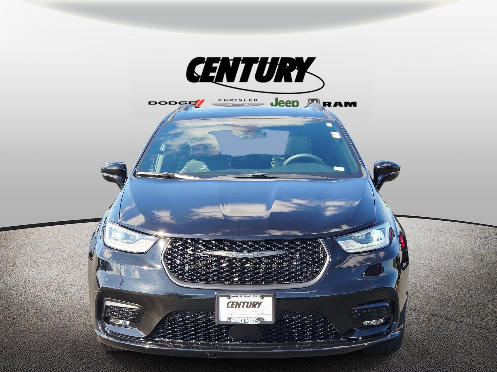 Used 2024 Chrysler Pacifica Limited w/ S Appearance Package FWD image 9