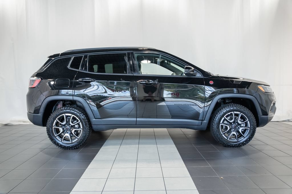 Certified 2025 Jeep Compass Trailhawk AWD/4WD image 3