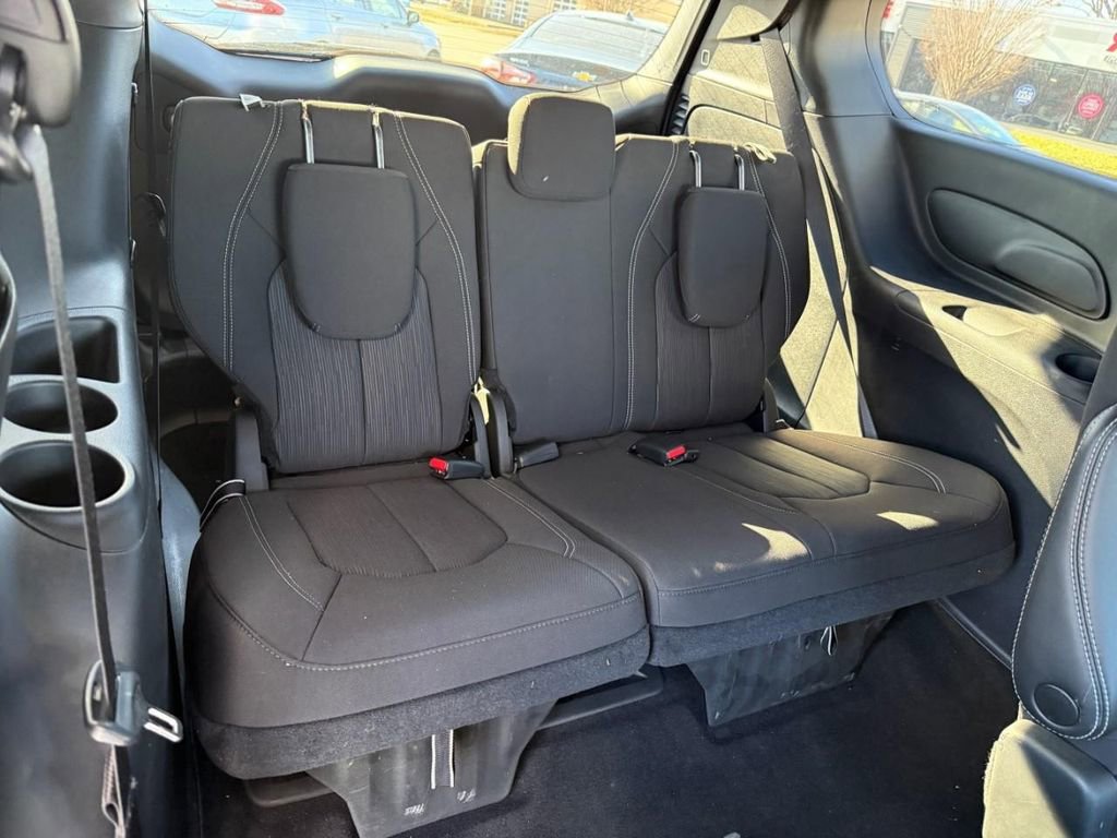 Used 2023 Chrysler Pacifica Touring image 11
