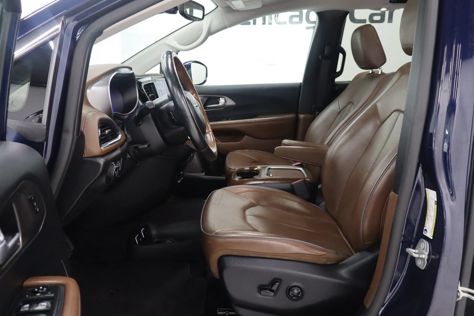 Used 2019 Chrysler Pacifica Limited w/ Tire & Wheel Group FWD image 15