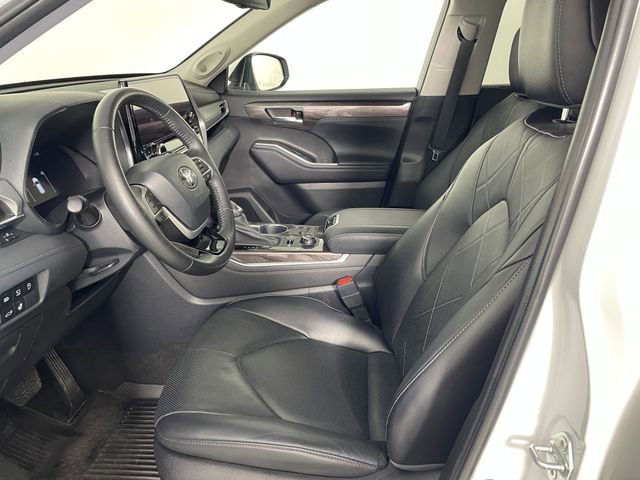 Used 2023 Toyota Highlander Platinum AWD/4WD image 2
