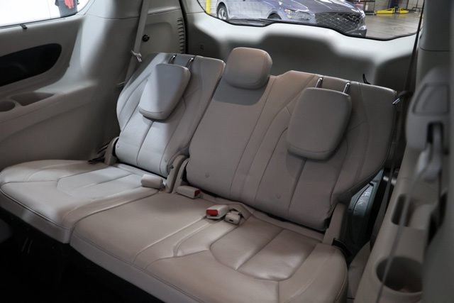 Used 2017 Chrysler Pacifica Touring-L Plus w/ Advanced Safetytec Group FWD image 33