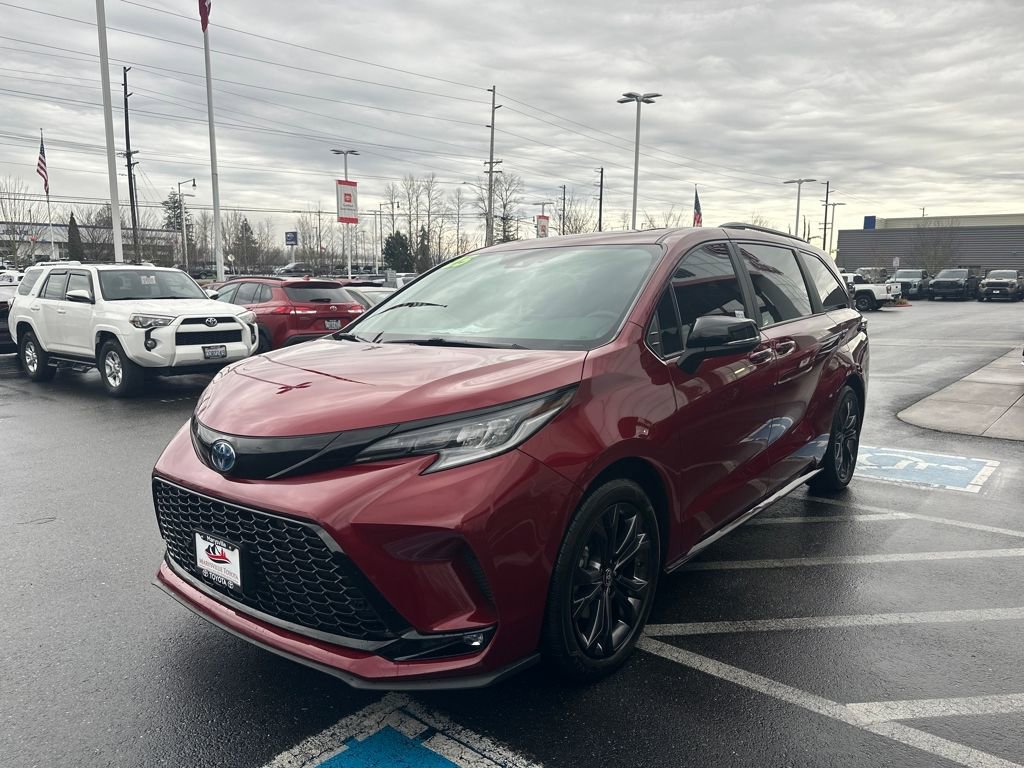 Used 2025 Toyota Sienna XSE w/ XSE Premium Package image 7