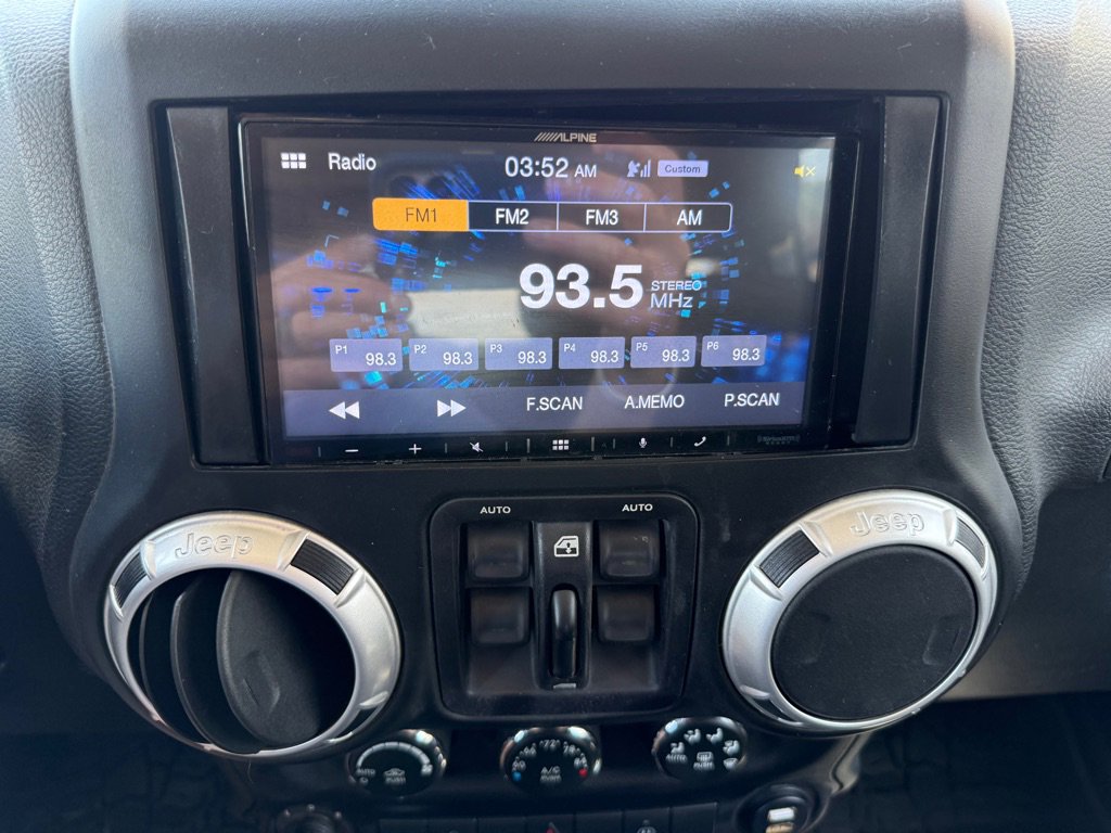 Used 2015 Jeep Wrangler Unlimited Sahara AWD/4WD image 20