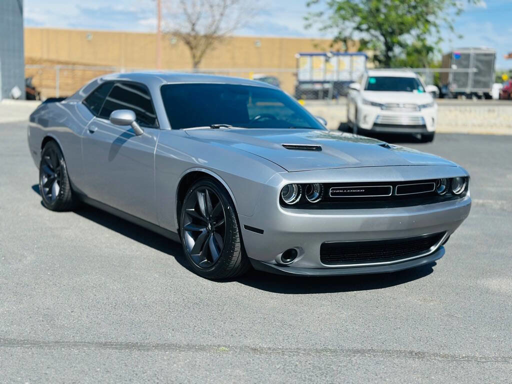 Used 2015 Dodge Challenger SXT RWD image 1