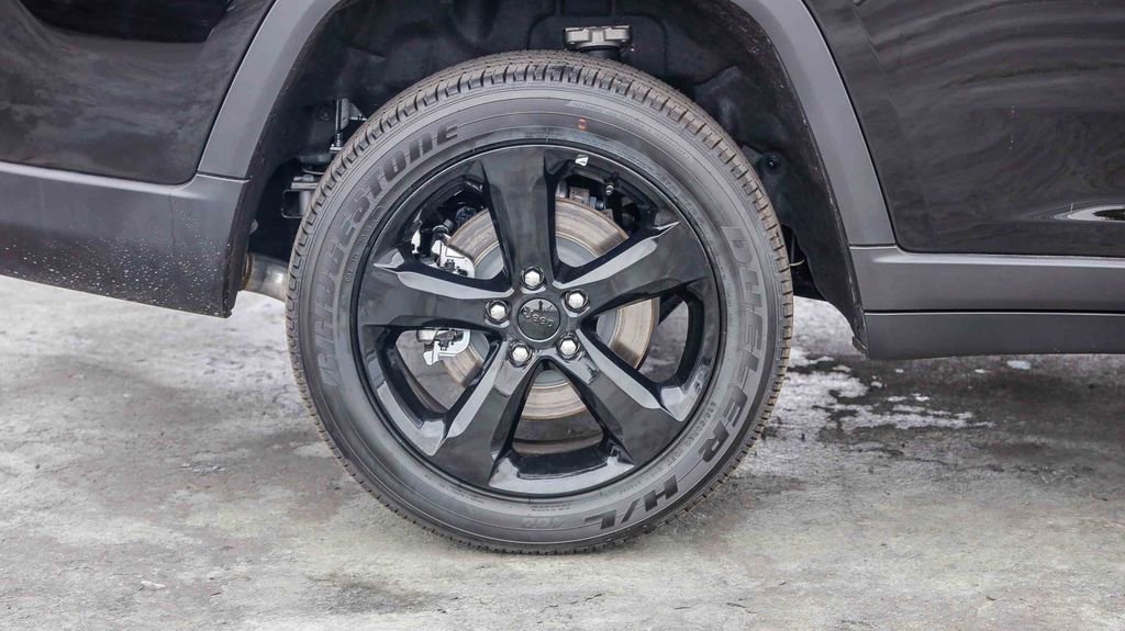 New 2025 Jeep Grand Cherokee L Altitude image 12