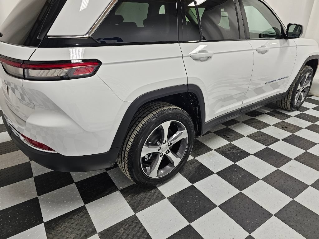 New 2023 Jeep Grand Cherokee 4WD 4xe image 25