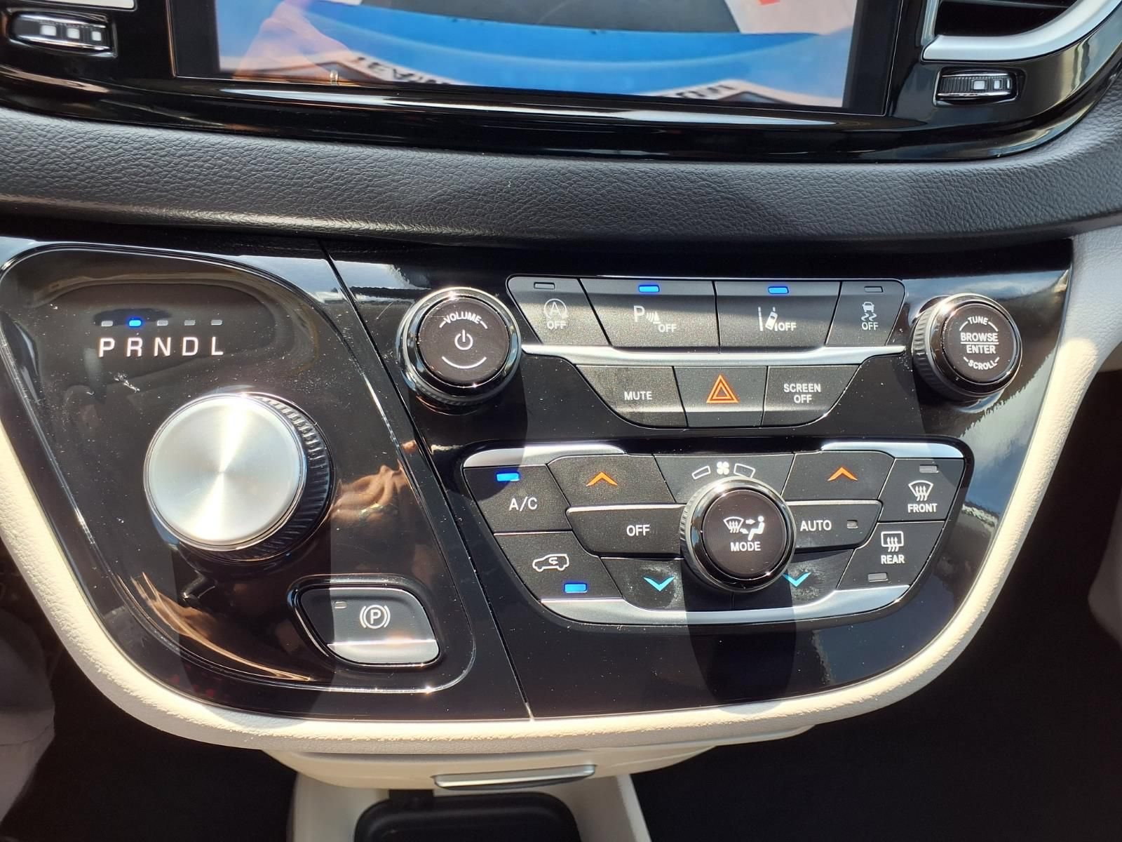 Used 2024 Chrysler Pacifica Touring-L FWD image 20