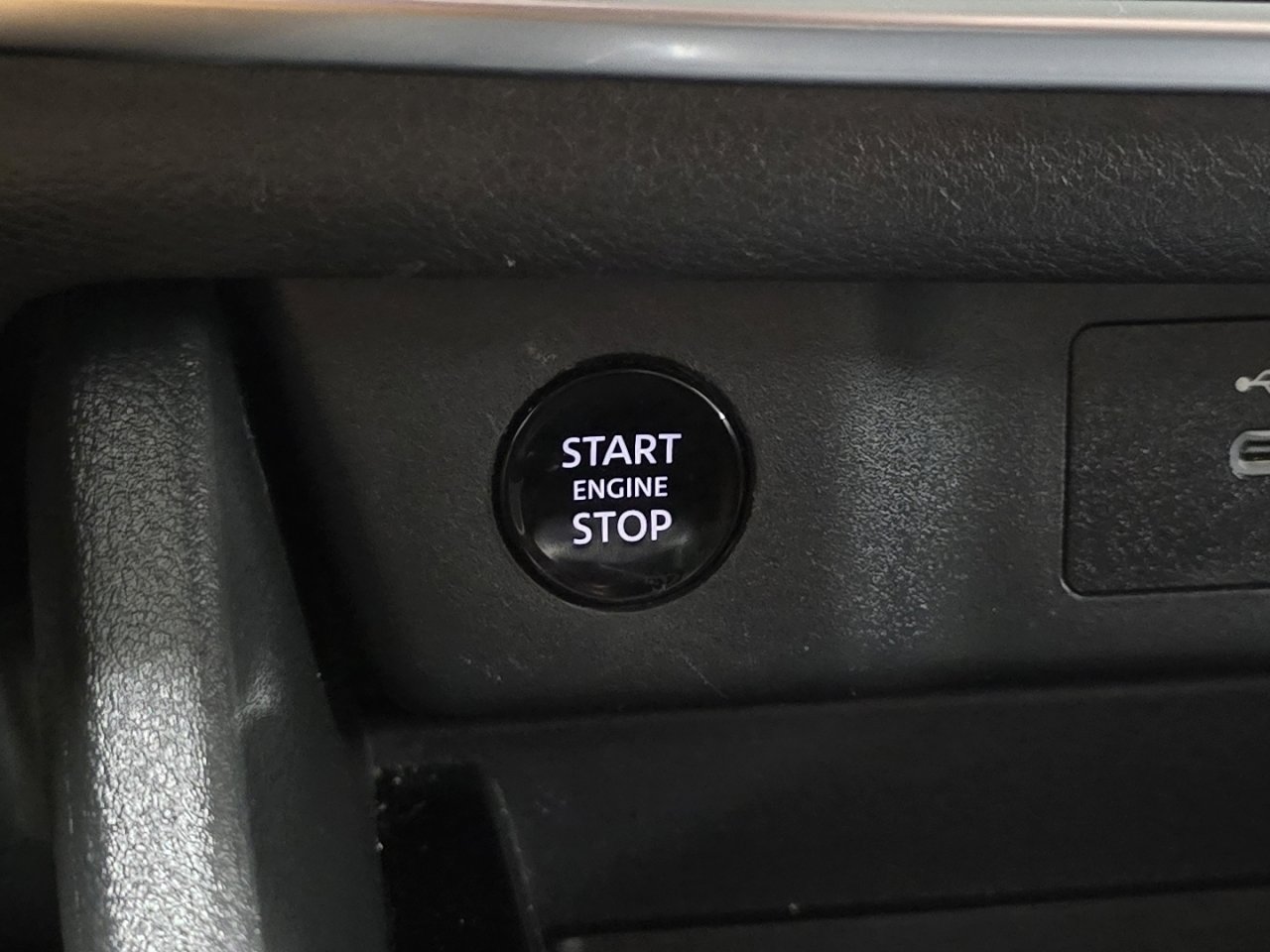 Used 2024 Nissan Rogue S image 29