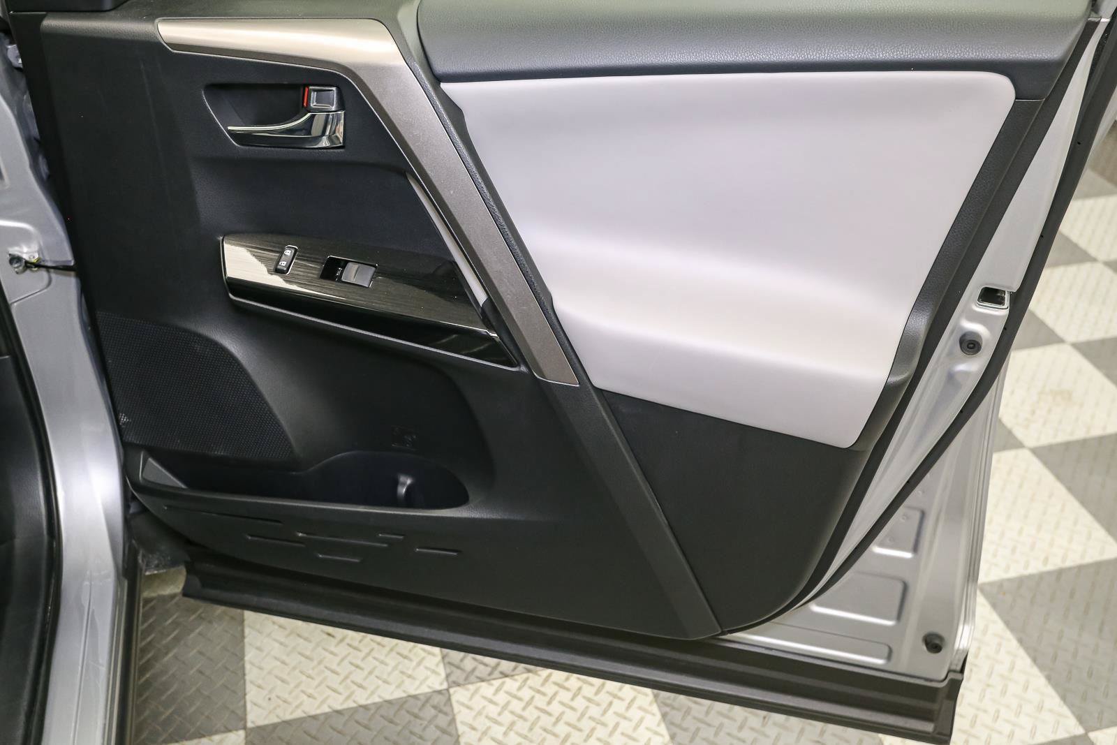 Used 2018 Toyota RAV4 Limited AWD/4WD image 23
