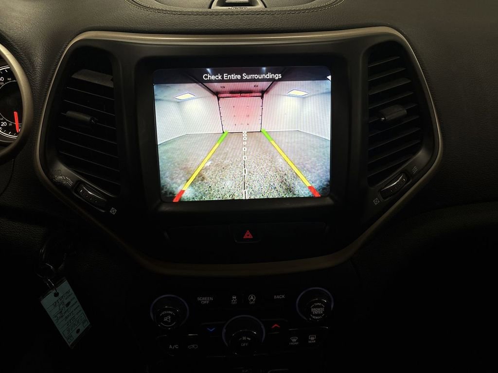 Used 2017 Jeep Cherokee Latitude w/ Cold Weather Group image 32