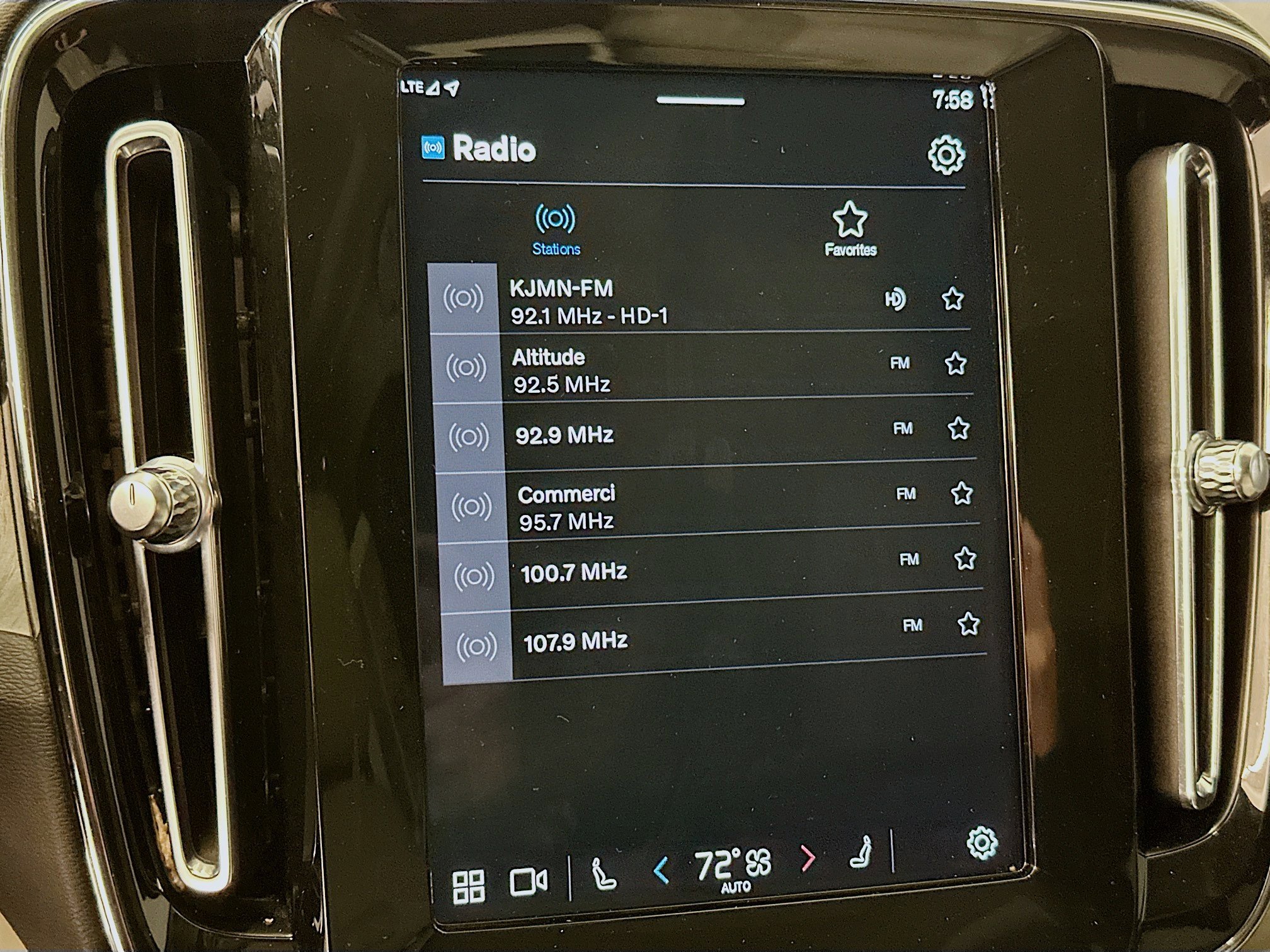 Used 2024 Volvo XC40 B5 Plus image 21