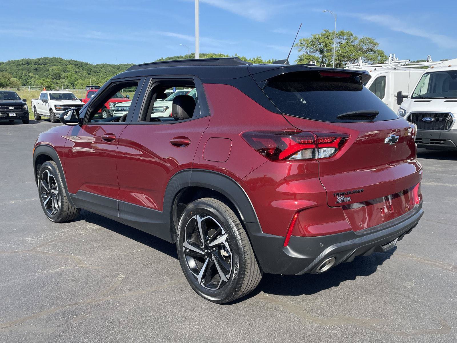 Used 2023 Chevrolet TrailBlazer RS w/ Sun and Liftgate Package FWD image 3