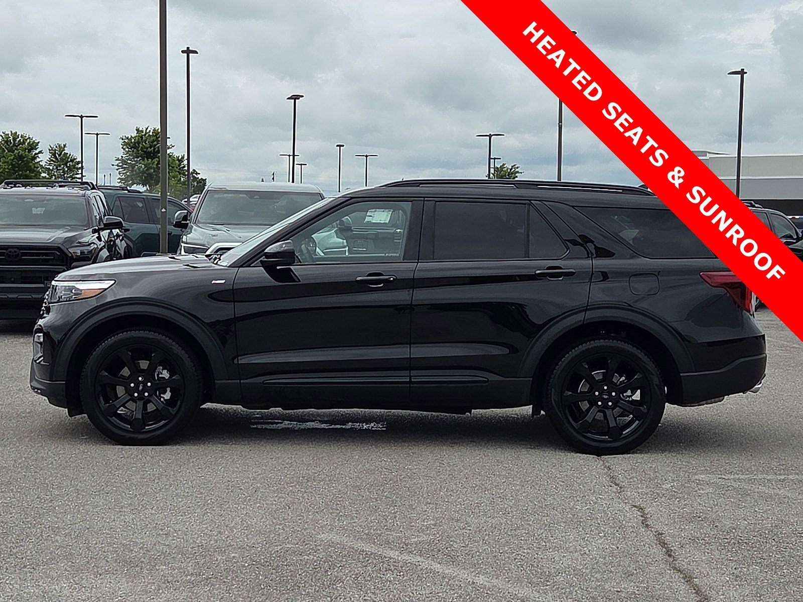 Used 2024 Ford Explorer ST-Line w/ Class IV Trailer Tow Package AWD/4WD image 3