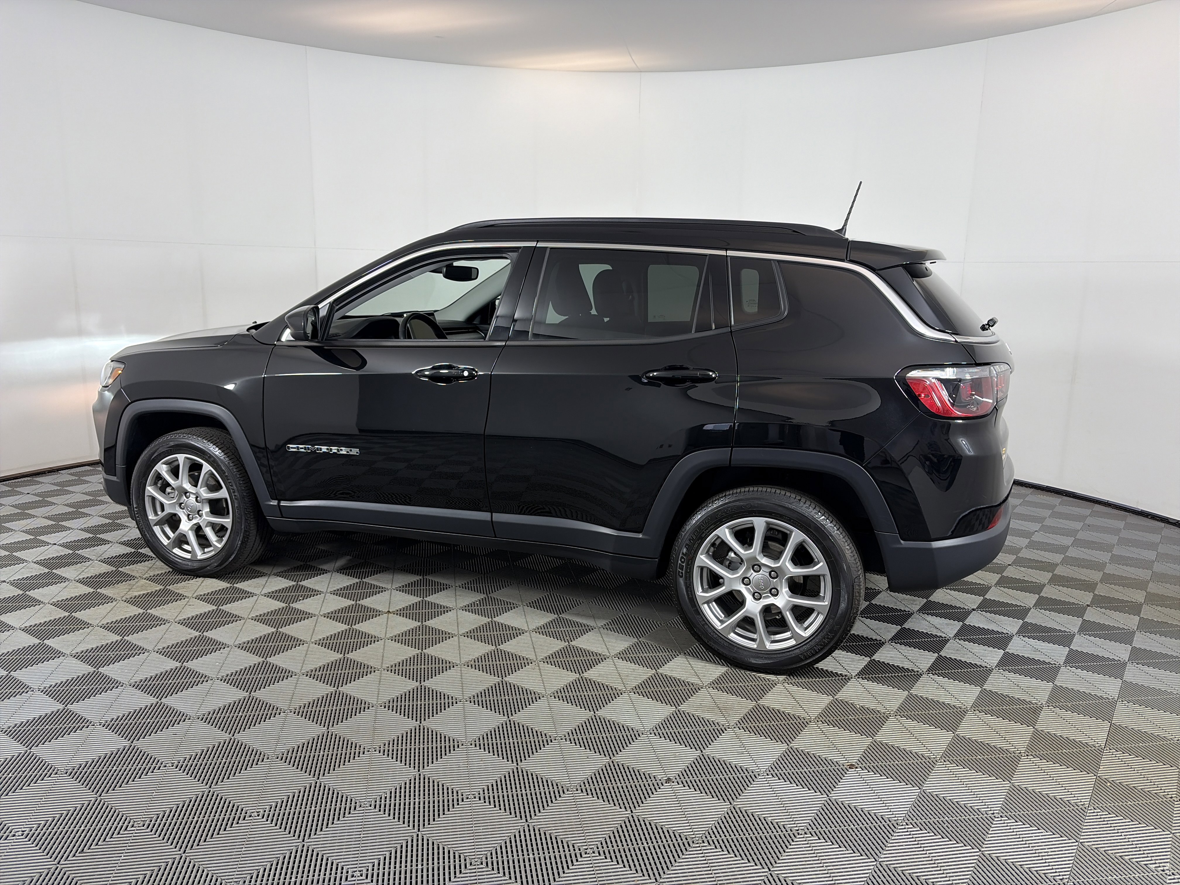 Used 2022 Jeep Compass Latitude AWD/4WD image 8