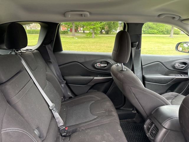 Used 2019 Jeep Cherokee Latitude w/ Cold Weather Group AWD/4WD image 22