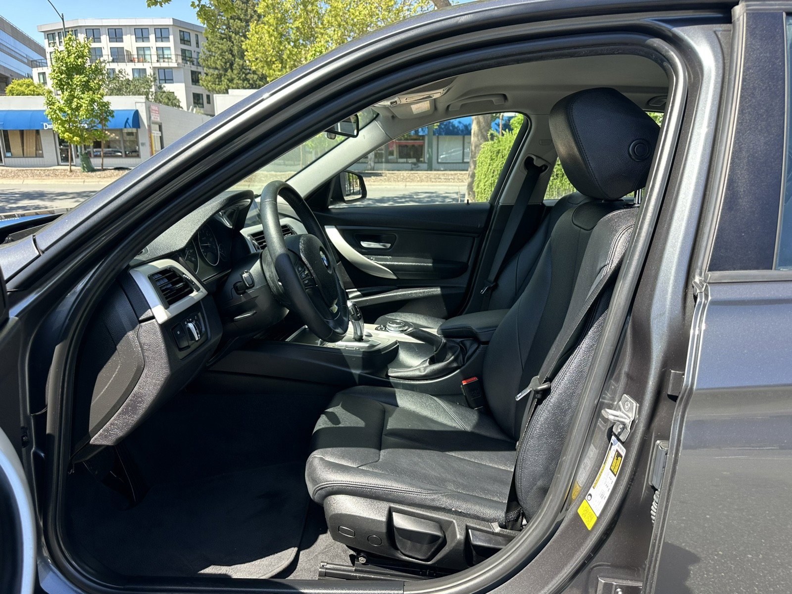 Used 2017 BMW 320i Sedan RWD image 18